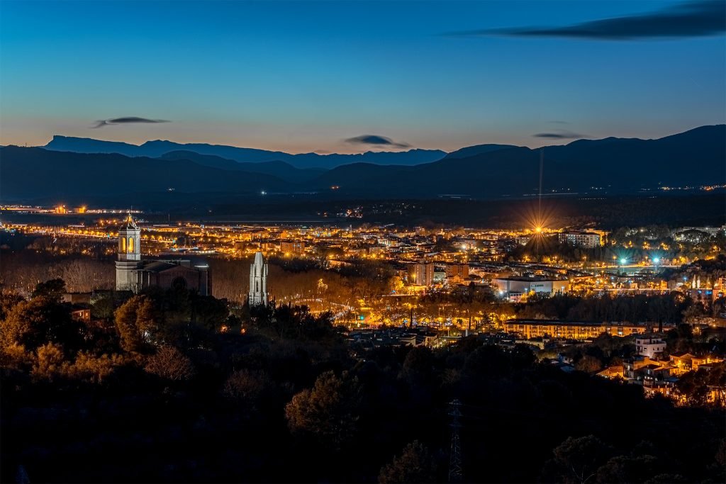 Panorámica nocturna de la ciudad de Girona