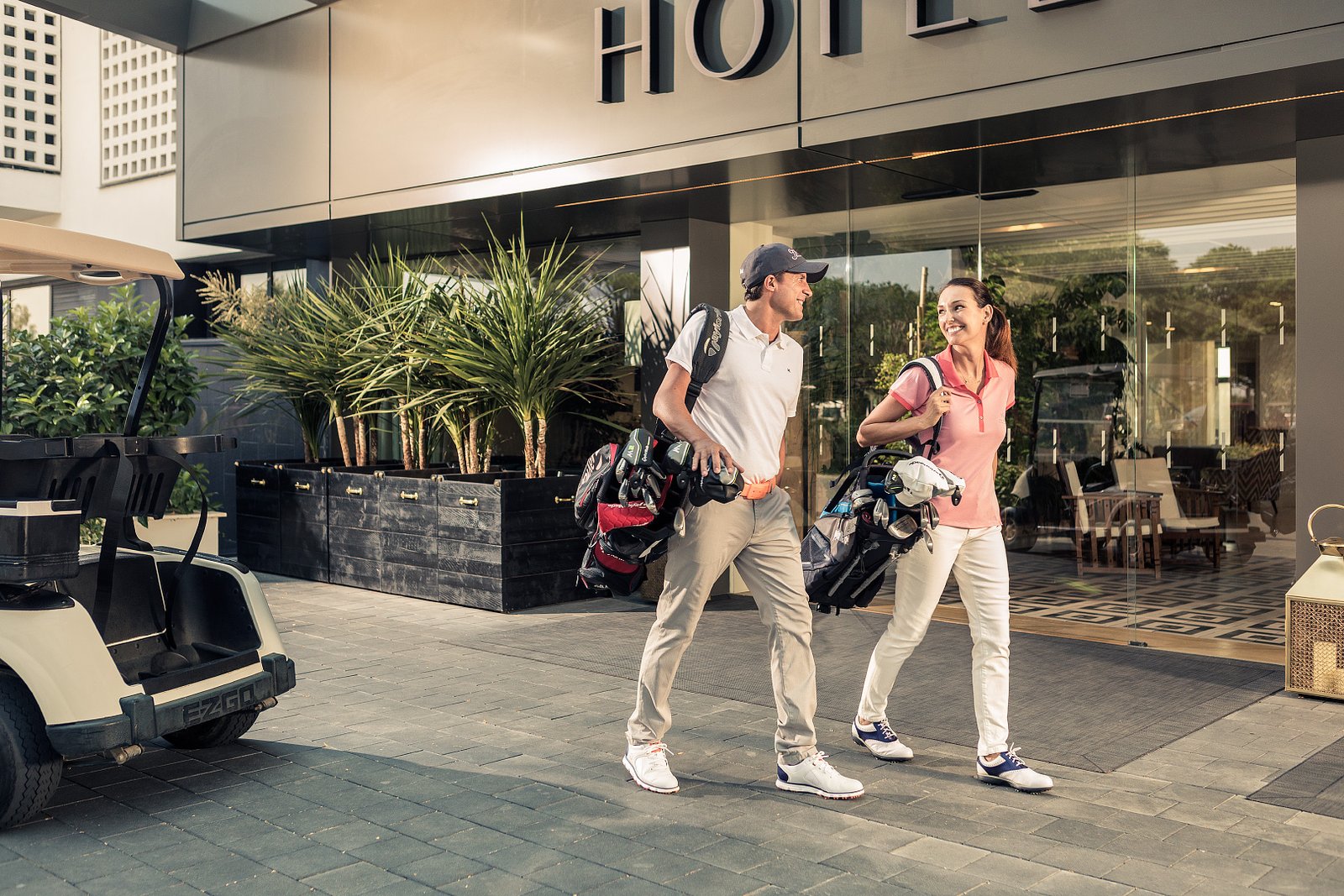 fotografia de publicidad de dos personas golfistas en hotel