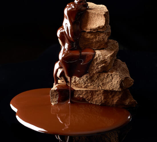 Panots de xocolata negra apilats, fotografia de producte xocolata líquida per Alex Tremps